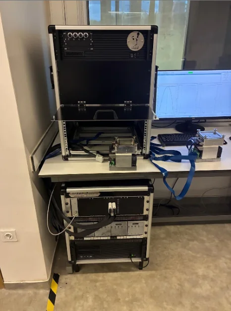 Compact ARKEO rack installation beside a laboratory workstation and measurement stages