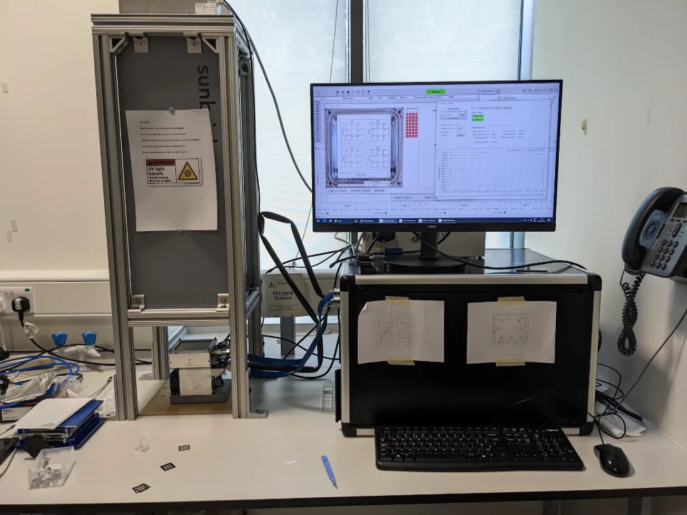 ARKEO laboratory workstation with enclosure, measurement stage and live software interface