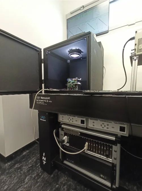 ARKEO rack integrated below an optical enclosure on a Newport optical table